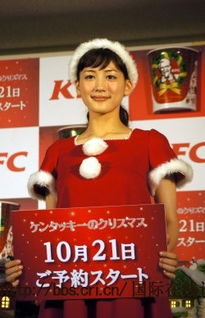 绫濑遥变身圣诞老人惊艳亮相 抱KFC巨桶演绎冬日可爱魅力
